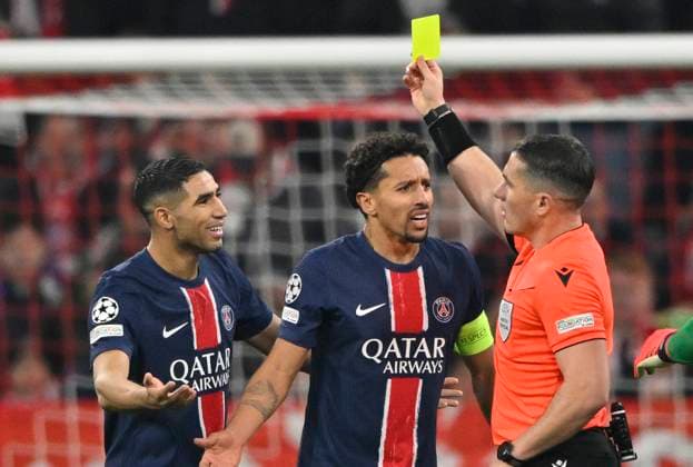 Schiedsrichter Referee Istvan Kovacs (ROU) zeigt Achraf Hakimi FC Paris Saint-Germain PSG (02) gelbe Karte gelb Verwarnung im Gespraech Diskussion mit Marquinhos FC Paris Saint-Germain PSG (05) (Mitte) FC Bayern Muenchen FCB vs Paris Saint-Germain PSG Spieltag 5 26.11.2024 DFL REGULATIONS PROHIBIT ANY USE OF PHOTOGRAPHS AS IMAGE SEQUENCES AND OR QUASI-VIDEO FC Bayern Muenchen FCB vs Paris Saint-Germain PSG