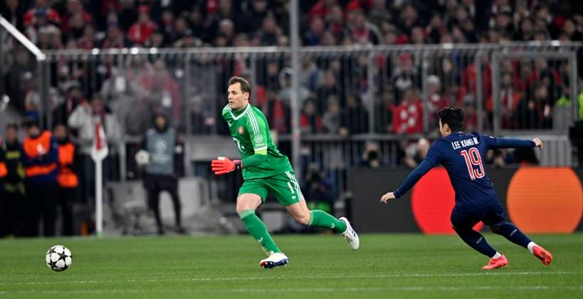 Torwart Manuel Neuer FC Bayern Muenchen FCB (01) Aktion am Ball macht Ausflug vor dem Tor Kang-in Lee FC Paris Saint-Germain PSG (19) FC Bayern Muenchen FCB vs Paris Saint-Germain PSG Spieltag 5 26.11.2024 DFL REGULATIONS PROHIBIT ANY USE OF PHOTOGRAPHS AS IMAGE SEQUENCES AND OR QUASI-VIDEO FC Bayern Muenchen FCB vs Paris Saint-Germain PSG