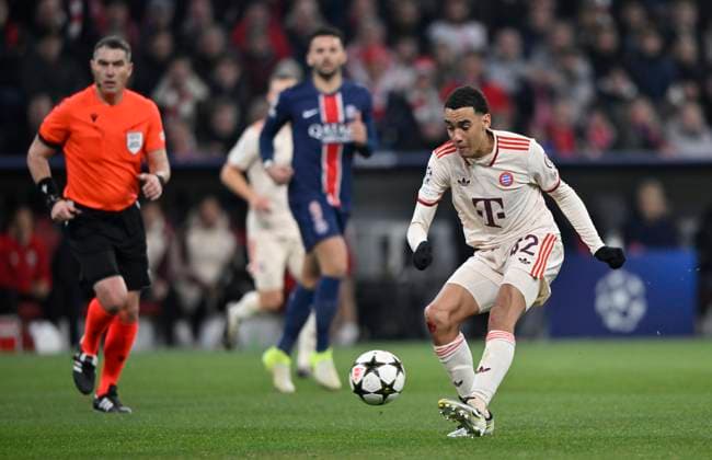 Torschuss Aktion Torchance Jamal Musiala FC Bayern Muenchen FCB (42) Schiedsrichter Referee Istvan Kovacs (ROU) FC Bayern Muenchen FCB vs Paris Saint-Germain PSG Spieltag 5 26.11.2024 DFL REGULATIONS PROHIBIT ANY USE OF PHOTOGRAPHS AS IMAGE SEQUENCES AND OR QUASI-VIDEO FC Bayern Muenchen FCB vs Paris Saint-Germain PSG