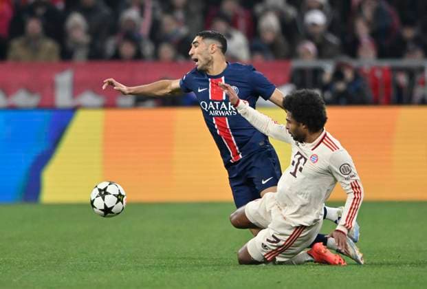 Zweikampf, Aktion Foul Serge Gnabry FC Bayern Muenchen FCB (07) gegen Achraf Hakimi FC Paris Saint-Germain PSG (02) FC Bayern Muenchen FCB vs Paris Saint-Germain PSG Spieltag 5 26.11.2024 DFL REGULATIONS PROHIBIT ANY USE OF PHOTOGRAPHS AS IMAGE SEQUENCES AND OR QUASI-VIDEO FC Bayern Muenchen FCB vs Paris Saint-Germain PSG