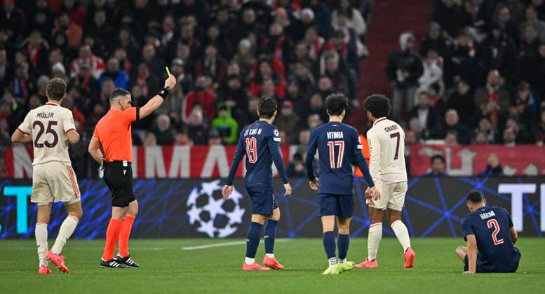 Schiedsrichter Referee Istvan Kovacs (ROU) zeigt Serge Gnabry FC Bayern Muenchen FCB (07) gelbe Karte gelb Verwarnung fuer Foul an Achraf Hakimi FC Paris Saint-Germain PSG (02) (rechts) FC Bayern Muenchen FCB vs Paris Saint-Germain PSG Spieltag 5 26.11.2024 DFL REGULATIONS PROHIBIT ANY USE OF PHOTOGRAPHS AS IMAGE SEQUENCES AND OR QUASI-VIDEO FC Bayern Muenchen FCB vs Paris Saint-Germain PSG