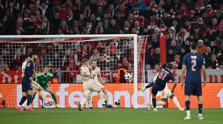 Strafraumszene, Torraumszene Torschuss Aktion Torchance Joao Neves FC Paris Saint-Germain PSG (87) Joshua Kimmich FC Bayern Muenchen FCB (06) Harry Kane FC Bayern Muenchen FCB (09) Torwart Manuel Neuer FC Bayern Muenchen FCB (01) FC Bayern Muenchen FCB vs Paris Saint-Germain PSG Spieltag 5 26.11.2024 DFL REGULATIONS PROHIBIT ANY USE OF PHOTOGRAPHS AS IMAGE SEQUENCES AND OR QUASI-VIDEO FC Bayern Muenchen FCB vs Paris Saint-Germain PSG