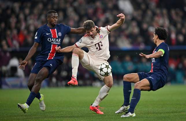 Zweikampf, Aktion Thomas Mueller FC Bayern Muenchen FCB (25) gegen Willian Pacho FC Paris Saint-Germain PSG (51) Marquinhos FC Paris Saint-Germain PSG (05) FC Bayern Muenchen FCB vs Paris Saint-Germain PSG Spieltag 5 26.11.2024 DFL REGULATIONS PROHIBIT ANY USE OF PHOTOGRAPHS AS IMAGE SEQUENCES AND OR QUASI-VIDEO FC Bayern Muenchen FCB vs Paris Saint-Germain PSG