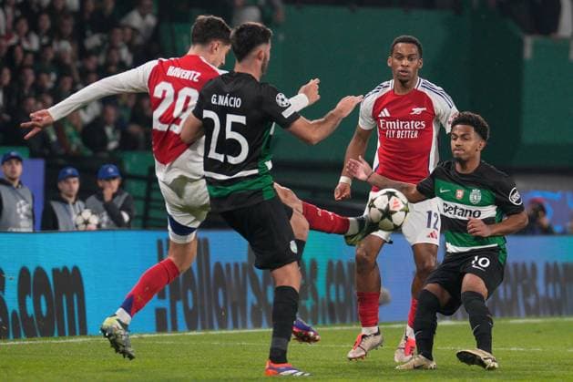 Sporting CP Vs Arsenal FC in Lisbon, Portugal - 26 Nov 2024 Kai Havertz of Arsenal FC (L), Goncalo Inacio of Sporting CP (C), Jurrien Timber of Arsenal FC (R2), and Marcus Edwards of Sporting CP (R) in action during the UEFA Champions League 2024 25 League Phase Matchday 5 between Sporting CP and Arsenal FC at Estadio Jose Alvalade. Final score: Sporting CP 1:5 Arsenal FC Lisbon Portugal Copyright: xBrunoxdexCarvalhox xSOPAxImagesx brunodecarvalho_sportingarsenal-2284