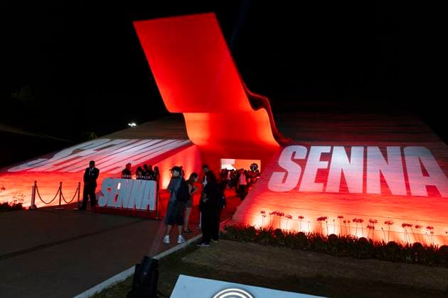 Premiere Mundial de Senna by Netflix SÃO PAULO, SP - 26.11.2024: PREMIERE MUNDIAL DE SENNA BY NETFLIX - Netflix held the world premiere of the documentary series Senna on Tuesday (26) with the presence of a large cast at an event at the Ibirapuera Auditorium, where the first two episodes of the miniseries that tells the story of one of the greatest idols in world motorsports were shown. Those present were also impressed by the Mclaren MP45B that Senna used to win his second championship in Japan in 1990 and the replica of the iconic McLaren, model MP46, driven by Ayrton Senna in 1991. (Photo: Emerson Santos Fotoarena) x2656927x  EmersonxSantos