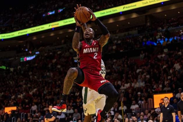 November 26, 2024, Miami, Florida, United States: Miami Heat guard Terry Rozier (2) hangs in the air as he attempts to score while defended by Milwaukee Bucks guard Delon Wright (55) during the first half of an NBA, Basketball Herren, USA game at the Kaseya Center on Tuesday, Nov. 26, 2024, in Miami. Miami United States - ZUMAm67_ 0782080951st Copyright: xD.A.xVarelax