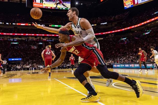 Sport Themen der Woche KW48 Sport Bilder des Tages November 26, 2024, Miami, Florida, United States: Miami Heat forward Jimmy Butler (22) attempts to grab a rebound while under Milwaukee Bucks center Brook Lopez (11) during the first half of an NBA, Basketball Herren, USA game at the Kaseya Center on Tuesday, Nov. 26, 2024, in Miami. Miami United States - ZUMAm67_ 0782080963st Copyright: xD.A.xVarelax