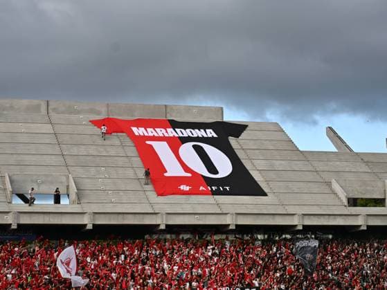 Sport Themen der Woche KW48 Newells Old Boys Vs Independiente - Liga Argentina 2024 ROSARIO, ARGENTINA - NOVEMBER 27: flag tribute for a new anniversary of the death of Diego Armando Maradona during a match between Newells Old Boys and Independiente as part of Copa de la Liga Argentina 2024 at Estadio Coloso Marcelo Bielsa on November 27, 2024 in Rosario, Argentina. Rosario Coloso Marcelo Bielsa Santa Fe Argentina Copyright: xIMAGOx xPhotoCero5x xLucianoxBisbalx