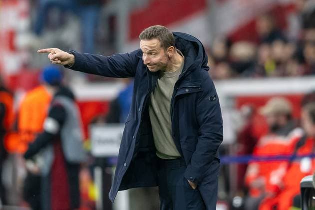26.11.2024, Fussball: UEFA Champions League, Saison 2024 2025, Spieltag 05, Bayer 04 Leverkusen - FC Salzburg in der BayArena in Leverkusen. Pepijn Lijnders (Red Bull Salzburg, Trainer) gibt seiner Mannschaft Anweisungen. Foto: Kirchner-Media TH Copyright: xKirchner-Media THx