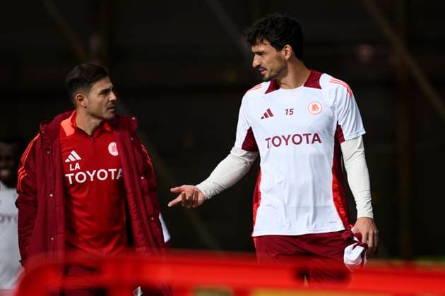 Mats Hummels of AS Roma talks with a staff member as he arrives for a training session the day before the Europa League football match between Tottenham and AS Roma at Centro Sportivo Fulvio Bernardini in Rome (Italy), November 27, 2024. AndreaxStaccioli