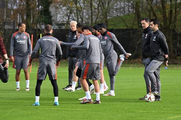 27.11.2024, xsltx, Fussball UEFA Europa League, Eintracht Frankfurt - Training emspor, v.re. Stefan Buck (Co-Trainer Eintracht Frankfurt) und Dino Toppmöller (Cheftrainer Eintracht Frankfurt) beobachten ihre Schützlinge beim Warm up (DFL DFB REGULATIONS PROHIBIT ANY USE OF PHOTOGRAPHS as IMAGE SEQUENCES and or QUASI-VIDEO)