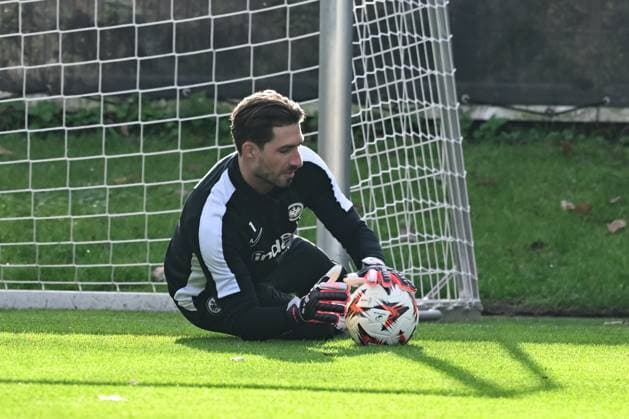 27.11.2024, xsltx, Fussball UEFA Europa League, Eintracht Frankfurt - Training emspor, v.l. Kevin Trapp (TW Eintracht Frankfurt) (DFL DFB REGULATIONS PROHIBIT ANY USE OF PHOTOGRAPHS as IMAGE SEQUENCES and or QUASI-VIDEO)