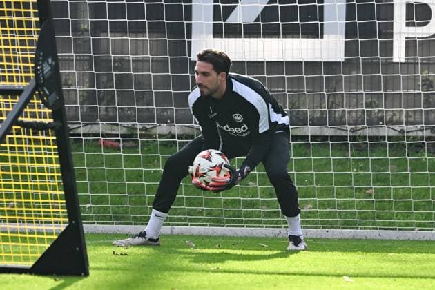 27.11.2024, xsltx, Fussball UEFA Europa League, Eintracht Frankfurt - Training emspor, v.l. Kevin Trapp (TW Eintracht Frankfurt) (DFL DFB REGULATIONS PROHIBIT ANY USE OF PHOTOGRAPHS as IMAGE SEQUENCES and or QUASI-VIDEO)