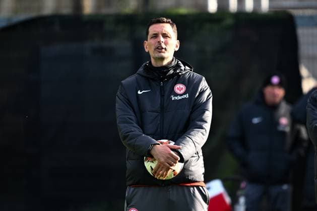 27.11.2024, xsltx, Fussball UEFA Europa League, Eintracht Frankfurt - Training emspor, v.l. Dino Toppmöller (Cheftrainer Eintracht Frankfurt) (DFL DFB REGULATIONS PROHIBIT ANY USE OF PHOTOGRAPHS as IMAGE SEQUENCES and or QUASI-VIDEO)
