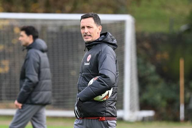 27.11.2024, xsltx, Fussball UEFA Europa League, Eintracht Frankfurt - Training emspor, v.l. Dino Toppmöller (Cheftrainer Eintracht Frankfurt) (DFL DFB REGULATIONS PROHIBIT ANY USE OF PHOTOGRAPHS as IMAGE SEQUENCES and or QUASI-VIDEO)