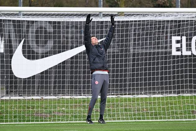 27.11.2024, xsltx, Fussball UEFA Europa League, Eintracht Frankfurt - Training emspor, v.l. So hoch liegt die Messlatte derzeit bei der Frankfurter Eintracht, scheint Dino Toppmöller (Cheftrainer Eintracht Frankfurt) andeuten zu wollen (DFL DFB REGULATIONS PROHIBIT ANY USE OF PHOTOGRAPHS as IMAGE SEQUENCES and or QUASI-VIDEO)