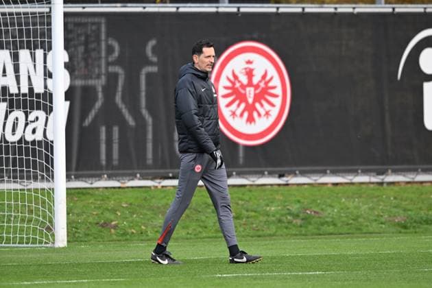 27.11.2024, xsltx, Fussball UEFA Europa League, Eintracht Frankfurt - Training emspor, v.l. Dino Toppmöller (Cheftrainer Eintracht Frankfurt) (DFL DFB REGULATIONS PROHIBIT ANY USE OF PHOTOGRAPHS as IMAGE SEQUENCES and or QUASI-VIDEO)