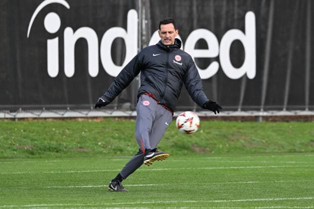27.11.2024, xsltx, Fussball UEFA Europa League, Eintracht Frankfurt - Training emspor, v.l. Dino Toppmöller (Cheftrainer Eintracht Frankfurt) (DFL DFB REGULATIONS PROHIBIT ANY USE OF PHOTOGRAPHS as IMAGE SEQUENCES and or QUASI-VIDEO)