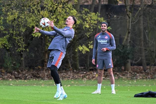 27.11.2024, xsltx, Fussball UEFA Europa League, Eintracht Frankfurt - Training emspor, v.l. Robin Koch (Eintracht Frankfurt), Mahmoud Dahoud (Eintracht Frankfurt) (DFL DFB REGULATIONS PROHIBIT ANY USE OF PHOTOGRAPHS as IMAGE SEQUENCES and or QUASI-VIDEO)