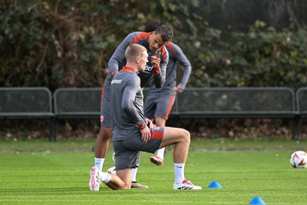 27.11.2024, xsltx, Fussball UEFA Europa League, Eintracht Frankfurt - Training emspor, v.l. Timothy Chandler (Eintracht Frankfurt) im Dialog mit Rasmus Kristensen (Eintracht Frankfurt) (DFL DFB REGULATIONS PROHIBIT ANY USE OF PHOTOGRAPHS as IMAGE SEQUENCES and or QUASI-VIDEO)