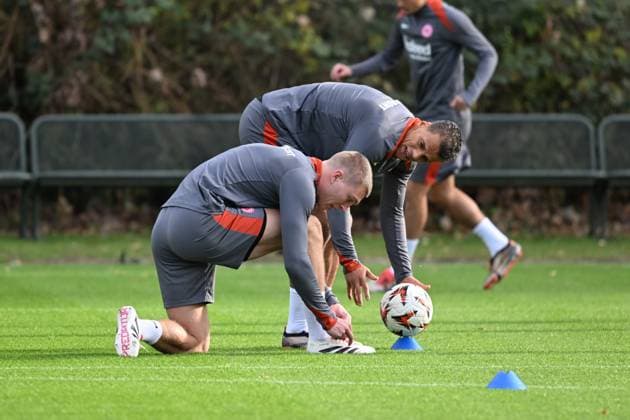 27.11.2024, xsltx, Fussball UEFA Europa League, Eintracht Frankfurt - Training emspor, v.l. Timothy Chandler (Eintracht Frankfurt) im Dialog mit Rasmus Kristensen (Eintracht Frankfurt) (DFL DFB REGULATIONS PROHIBIT ANY USE OF PHOTOGRAPHS as IMAGE SEQUENCES and or QUASI-VIDEO)