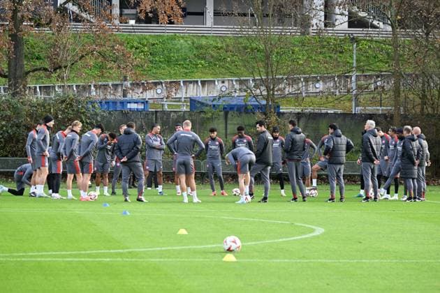 27.11.2024, xsltx, Fussball UEFA Europa League, Eintracht Frankfurt - Training emspor, v.l. Ansprache von Dino Toppmöller (Cheftrainer Eintracht Frankfurt) an das Team vor der Partie beim FC Midtjylland (DFL DFB REGULATIONS PROHIBIT ANY USE OF PHOTOGRAPHS as IMAGE SEQUENCES and or QUASI-VIDEO)
