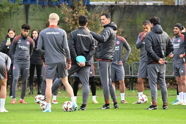 27.11.2024, xsltx, Fussball UEFA Europa League, Eintracht Frankfurt - Training emspor, 4. v.l. Ansprache von Dino Toppmöller (Cheftrainer Eintracht Frankfurt) an das Team vor der Partie beim FC Midtjylland (DFL DFB REGULATIONS PROHIBIT ANY USE OF PHOTOGRAPHS as IMAGE SEQUENCES and or QUASI-VIDEO)