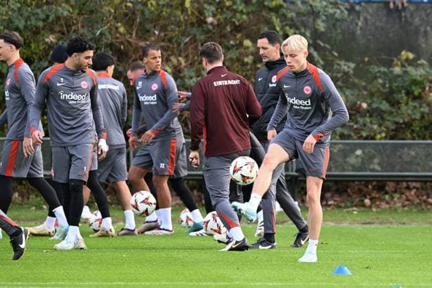 27.11.2024, xsltx, Fussball UEFA Europa League, Eintracht Frankfurt - Training emspor, v.re. Oscar Hojlund (Eintracht Frankfurt) (DFL DFB REGULATIONS PROHIBIT ANY USE OF PHOTOGRAPHS as IMAGE SEQUENCES and or QUASI-VIDEO)