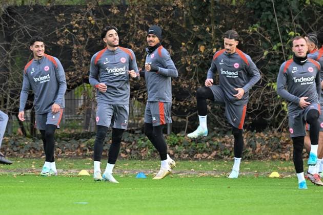 27.11.2024, xsltx, Fussball UEFA Europa League, Eintracht Frankfurt - Training emspor, v.l. Fares Chaibi (Eintracht Frankfurt), Omar Marmoush (Eintracht Frankfurt), Ansgar Knauff (Eintracht Frankfurt), Robin Koch (Eintracht Frankfurt), Mario Götze (Eintracht Frankfurt) (DFL DFB REGULATIONS PROHIBIT ANY USE OF PHOTOGRAPHS as IMAGE SEQUENCES and or QUASI-VIDEO)
