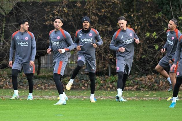 27.11.2024, xsltx, Fussball UEFA Europa League, Eintracht Frankfurt - Training emspor, v.l. Fares Chaibi (Eintracht Frankfurt), Omar Marmoush (Eintracht Frankfurt), Ansgar Knauff (Eintracht Frankfurt), Robin Koch (Eintracht Frankfurt), Nnamdi Collins (Eintracht Frankfurt) (DFL DFB REGULATIONS PROHIBIT ANY USE OF PHOTOGRAPHS as IMAGE SEQUENCES and or QUASI-VIDEO)