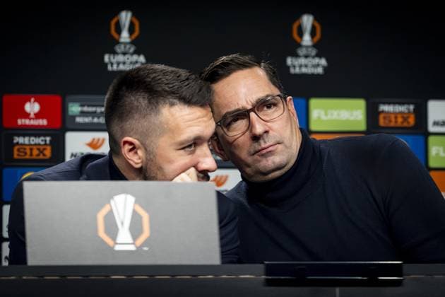 SAN SEBASTIAN - (l-r) Ajax coach Francesco Farioli, Miel Brinkhuis during the press conference, PK, Pressekonferenz in the press room of the Reale Arena (Estadio Anoeta) prior to Ajax s Europa League match against Real Sociedad. ANP TOBIAS KLEUVER xVIxANPxSportx xxANPxIVx 514400294 originalFilename: 514400294.jpg