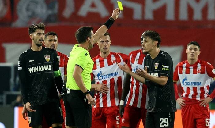 Sport Bilder des Tages 27.11.2024 Belgrade(Serbia) FK Crvena Zvezda-VfB Stuttgart Champions League men s football Atakan Karazor (L),Anthony Rouault(2nd from right) VfB Stuttgart yellow card,Rade Krunic(2L),Uros Spajic(4L) Crvena Zvezda(Red Star) :S.Sandic