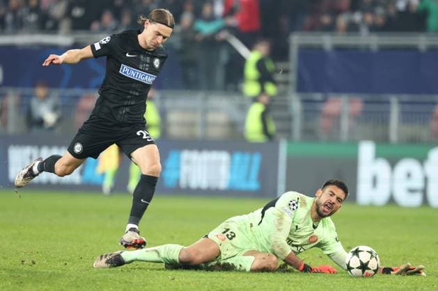 SOCCER - UEFA CL, Sturm vs Girona KLAGENFURT,AUSTRIA,27.NOV.24 - SOCCER - UEFA Champions League, SK Sturm Graz vs Girona FC. Image shows Stefan Hierlaender (Sturm) and Paulo Gazzaniga (Girona).  GEPAxpictures xChrisxBauer