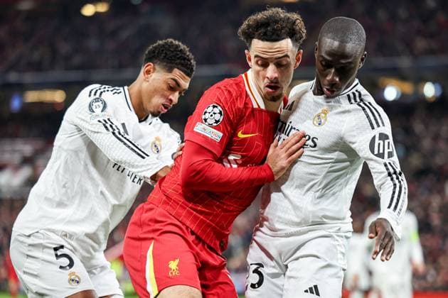 UEFA Champions League, League Phase MD5 Liverpool v Real Madrid Curtis Jones of Liverpool battles for the ball with Jude Bellingham of Real Madrid and Ferland Mendy during the UEFA Champions League, League Phase MD5 Liverpool v Real Madrid at Anfield, Liverpool, United Kingdom, 27th November 2024 (Photo by Mark Cosgrove News Images) Liverpool Anfield Merseyside United Kingdom Copyright: xMarkxCosgrove NewsxImagesx