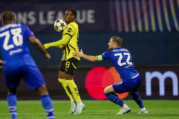 Jamie Gittens (Borussia Dortmund) und Stefan Ristovski (GNK Dinamo) kaempfen um den Ball, UEFA Champions League 2024 25 League Phase MD5, GNK Dinamo v Borussia Dortmund, Stadion Maksimir am 27. November 2024 in Zagreb, Kroatien. (Foto von Marco Steinbrenner DeFodi Images) Jamie Gittens (Borussia Dortmund) und Stefan Ristovski (GNK Dinamo) battle for the ball, UEFA Champions League 2024 25 League Phase MD5, GNK Dinamo v Borussia Dortmund, Stadion Maksimir, November 27, 2024 in Zagreb, Croatia. (Photo by Marco Steinbrenner DeFodi Images) Defodi-700_zagreb_bvb_20241127_036
