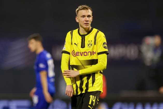 Maximilian Beier (Borussia Dortmund) schaut, UEFA Champions League 2024 25 League Phase MD5, GNK Dinamo v Borussia Dortmund, Stadion Maksimir am 27. November 2024 in Zagreb, Kroatien. (Foto von Marco Steinbrenner DeFodi Images) Maximilian Beier (Borussia Dortmund) looks on, UEFA Champions League 2024 25 League Phase MD5, GNK Dinamo v Borussia Dortmund, Stadion Maksimir, November 27, 2024 in Zagreb, Croatia. (Photo by Marco Steinbrenner DeFodi Images) Defodi-700_zagreb_bvb_20241127_038