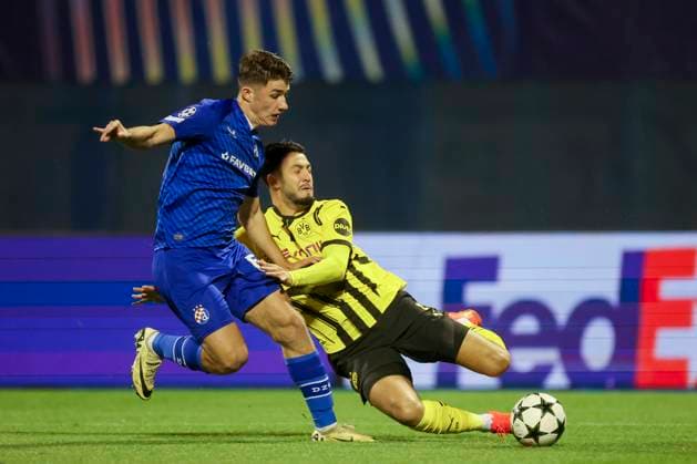 Branko Pavic (GNK Dinamo) und Ramy Bensebaini (Borussia Dortmund) kaempfen um den Ball, UEFA Champions League 2024 25 League Phase MD5, GNK Dinamo v Borussia Dortmund, Stadion Maksimir am 27. November 2024 in Zagreb, Kroatien. (Foto von Marco Steinbrenner DeFodi Images) Branko Pavic (GNK Dinamo) und Ramy Bensebaini (Borussia Dortmund) battle for the ball, UEFA Champions League 2024 25 League Phase MD5, GNK Dinamo v Borussia Dortmund, Stadion Maksimir, November 27, 2024 in Zagreb, Croatia. (Photo by Marco Steinbrenner DeFodi Images) Defodi-700_zagreb_bvb_20241127_039