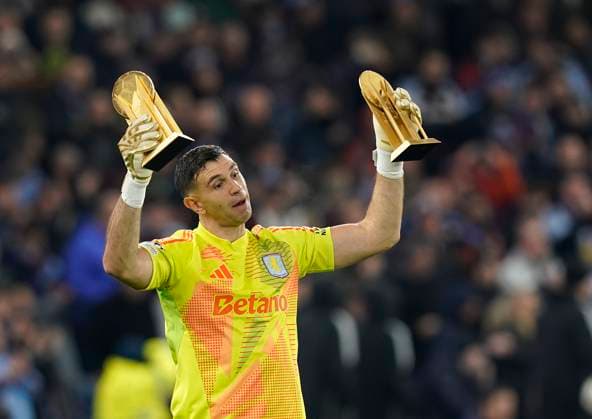 Sport Themen der Woche KW48 Sport Bilder des Tages Birmingham, England, 27th November 2024. Aston Villa s goalkeeper Emiliano Martinez receives his golden gloves award during the UEFA Champions League match at Villa Park, Birmingham. Picture credit should read: Andrew Yates Sportimage EDITORIAL USE ONLY. No use with unauthorised audio, video, data, fixture lists, club league logos or live services. Online in-match use limited to 120 images, no video emulation. No use in betting, games or single club league player publications. SPI-3485-0009