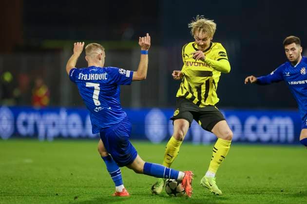Luka Stojkovic (GNK Dinamo) und Julian Brandt (Borussia Dortmund) kaempfen um den Ball, UEFA Champions League 2024 25 League Phase MD5, GNK Dinamo v Borussia Dortmund, Stadion Maksimir am 27. November 2024 in Zagreb, Kroatien. (Foto von Marco Steinbrenner DeFodi Images) Luka Stojkovic (GNK Dinamo) und Julian Brandt (Borussia Dortmund) battle for the ball, UEFA Champions League 2024 25 League Phase MD5, GNK Dinamo v Borussia Dortmund, Stadion Maksimir, November 27, 2024 in Zagreb, Croatia. (Photo by Marco Steinbrenner DeFodi Images) Defodi-700_zagreb_bvb_20241127_041