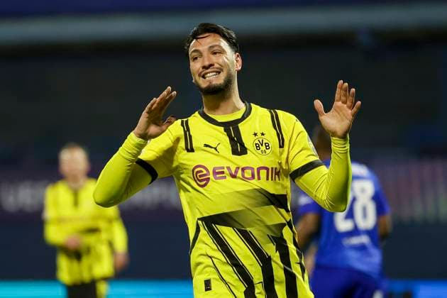 Ramy Bensebaini (Borussia Dortmund) schaut enttaeuscht, UEFA Champions League 2024 25 League Phase MD5, GNK Dinamo v Borussia Dortmund, Stadion Maksimir am 27. November 2024 in Zagreb, Kroatien. (Foto von Marco Steinbrenner DeFodi Images) Ramy Bensebaini (Borussia Dortmund) looks dejected, UEFA Champions League 2024 25 League Phase MD5, GNK Dinamo v Borussia Dortmund, Stadion Maksimir, November 27, 2024 in Zagreb, Croatia. (Photo by Marco Steinbrenner DeFodi Images) Defodi-700_zagreb_bvb_20241127_043A