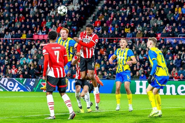 EINDHOVEN, 27-11-2024, Philips Stadium, UEFA Champions League season 2024 25, match between PSV and Sjachtar Donetsk, Sjachtar Donetsk player Yukhym Konoplia and PSV player Ryan Flamingo PSV - Sjachtar Donetsk  x26839352x Copyright: