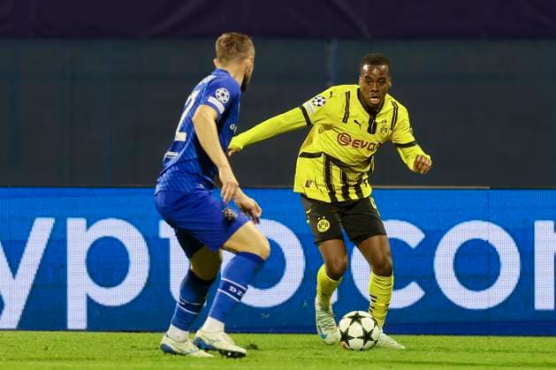 Stefan Ristovski (GNK Dinamo) und Jamie Gittens (Borussia Dortmund) kaempfen um den Ball, UEFA Champions League 2024 25 League Phase MD5, GNK Dinamo v Borussia Dortmund, Stadion Maksimir am 27. November 2024 in Zagreb, Kroatien. (Foto von Marco Steinbrenner DeFodi Images) Stefan Ristovski (GNK Dinamo) und Jamie Gittens (Borussia Dortmund) battle for the ball, UEFA Champions League 2024 25 League Phase MD5, GNK Dinamo v Borussia Dortmund, Stadion Maksimir, November 27, 2024 in Zagreb, Croatia. (Photo by Marco Steinbrenner DeFodi Images) Defodi-700_zagreb_bvb_20241127_050