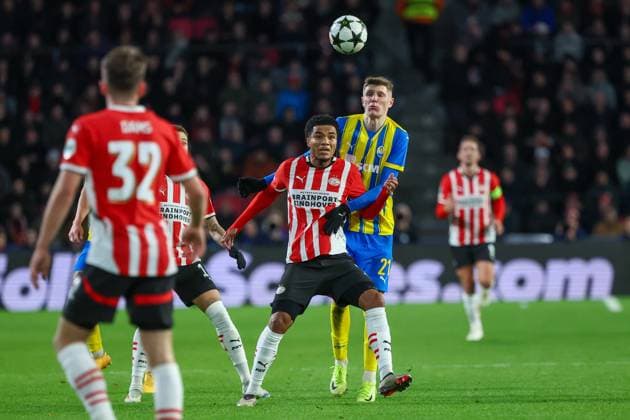 EINDHOVEN, 27-11-2024, Philips Stadium, UEFA Champions League season 2024 25, match between PSV and Sjachtar Donetsk, Sjachtar Donetsk player Artem Bondarenko and PSV player Malik Tillman PSV - Sjachtar Donetsk  x26839397x Copyright:
