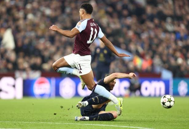 Aston Villa v Juventus FC Champions League 27 11 2024. Federico Gatti of Juventus and Ollie Watkins of Aston Villa during the Champions League match between Aston Villa and Juventus FC at Villa Park, Birmingham, England on 27 November 2024. Birmingham Villa Park West Midlands England Editorial use only , Copyright: xRyanxBrownex PSI-20893-0040
