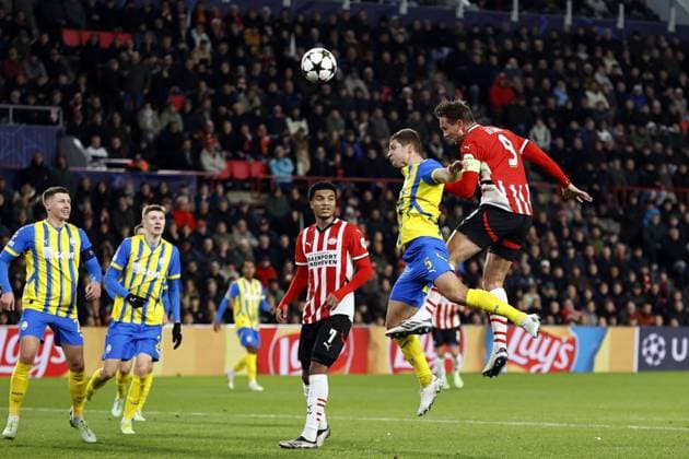 EINDHOVEN - (l-r) Valeriy Bondar of FK Shakhtar Donetsk, Luuk de Jong of PSV Eindhoven during the UEFA Champions league match between PSV Eindhoven and Shakhtar Donetsk at Phillips Stadium on Nov. 27, 2024 in Eindhoven, Netherlands. ANP MAURICE VAN STEEN UEFA Champions League 2024 25 League Phase MD5 2024 25 xVIxANPxSportx xxANPxIVx 514406860 originalFilename: 514406860.jpg
