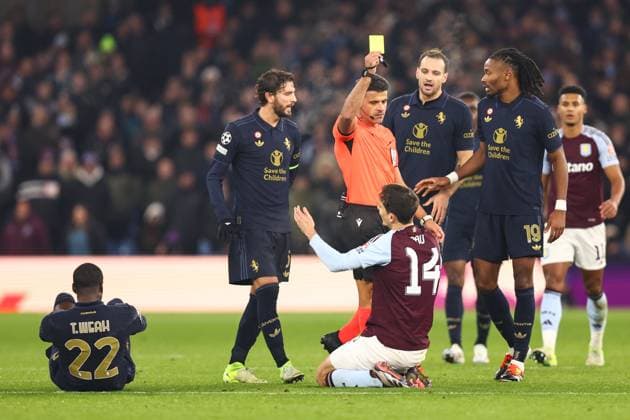 Aston Villa v Juventus 27 November 2024, Aston - UEFA Champions League - League Phase - Aston Villa v Juventus - Match referee Jesus Gil Manzano shows a yellow card to Pau Torres of Aston Villa - Photo: Charlotte Wilson Offside. Aston UK Copyright: xCharlottexWilsonx xOffsidexOffside