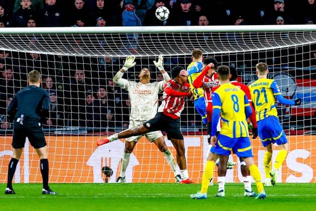 EINDHOVEN, 27-11-2024, Philips Stadium, UEFA Champions League season 2024 25, match between PSV and Sjachtar Donetsk, Sjachtar Donetsk player Mykola Matviyenko and save by PSV goalkeeper Walter Benitez PSV - Sjachtar Donetsk  x26839426x Copyright: