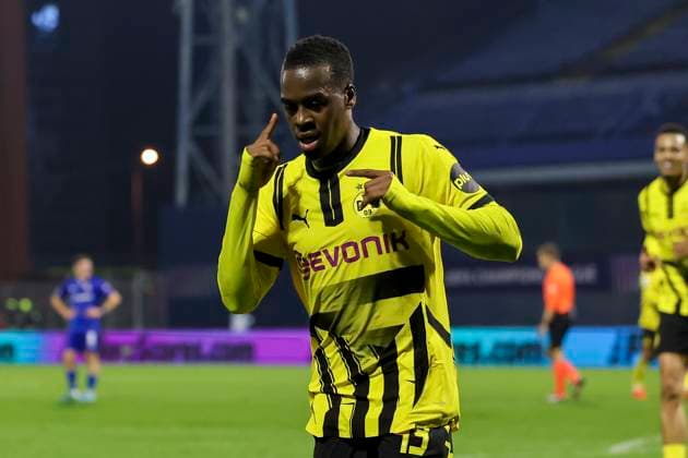 Jamie Gittens (Borussia Dortmund) bejubelt seinen Treffer zum 0:1, UEFA Champions League 2024 25 League Phase MD5, GNK Dinamo v Borussia Dortmund, Stadion Maksimir am 27. November 2024 in Zagreb, Kroatien. (Foto von Marco Steinbrenner DeFodi Images) Jamie Gittens (Borussia Dortmund) celebrates after scoring his teams first goal, UEFA Champions League 2024 25 League Phase MD5, GNK Dinamo v Borussia Dortmund, Stadion Maksimir, November 27, 2024 in Zagreb, Croatia. (Photo by Marco Steinbrenner DeFodi Images) Defodi-700_zagreb_bvb_20241127_053A