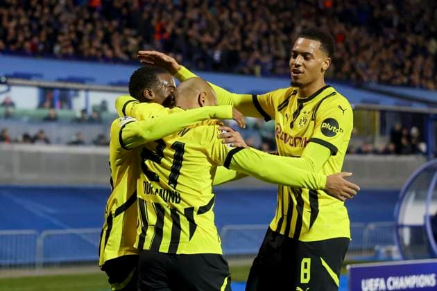 Jamie Gittens (Borussia Dortmund) bejubelt seinen Treffer zum 0:1 mit Donyell Malen (Borussia Dortmund) und Felix Nmecha (Borussia Dortmund), UEFA Champions League 2024 25 League Phase MD5, GNK Dinamo v Borussia Dortmund, Stadion Maksimir am 27. November 2024 in Zagreb, Kroatien. (Foto von Marco Steinbrenner DeFodi Images) Jamie Gittens (Borussia Dortmund) celebrates after scoring his teams first goal with Donyell Malen (Borussia Dortmund) and Felix Nmecha (Borussia Dortmund), UEFA Champions League 2024 25 League Phase MD5, GNK Dinamo v Borussia Dortmund, Stadion Maksimir, November 27, 2024 in Zagreb, Croatia. (Photo by Marco Steinbrenner DeFodi Images) Defodi-700_zagreb_bvb_20241127_054A