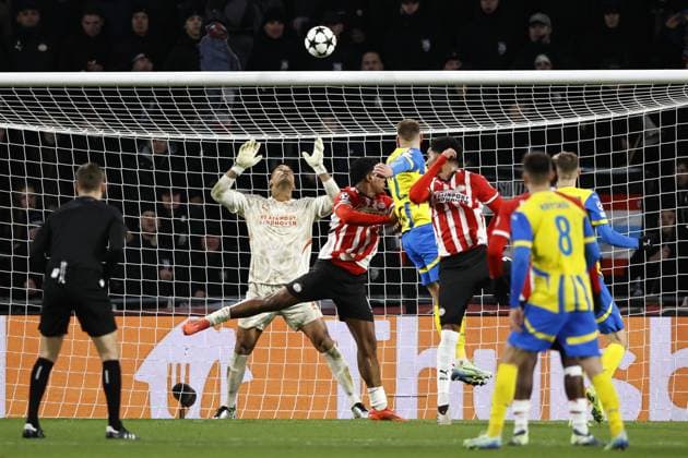 Sport Themen der Woche KW48 Sport Bilder des Tages EINDHOVEN - (l-r) PSV Eindhoven goalkeeper Walter Benitez, Ryan Flamingo of PSV Eindhoven, Mykola Matviyenko of FK Shakhtar Donetsk, Malik Tillman of PSV Eindhoven during the UEFA Champions league match between PSV Eindhoven and Shakhtar Donetsk at Phillips Stadium on Nov. 27, 2024 in Eindhoven, Netherlands. ANP MAURICE VAN STEEN UEFA Champions League 2024 25 League Phase MD5 2024 25 xVIxANPxSportx xxANPxIVx 514407729 originalFilename: 514407729.jpg
